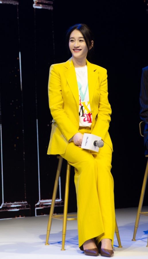 女演员李小冉亮黄色西装高跟和Max Mara时装集团中国区董事长林宏的裤里黑丝(2/3)