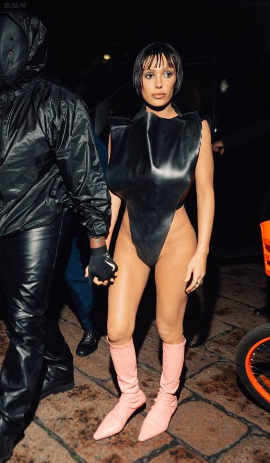 Kanye West的妻子Bianca Censori大胆另类着装现身米兰(24/26)