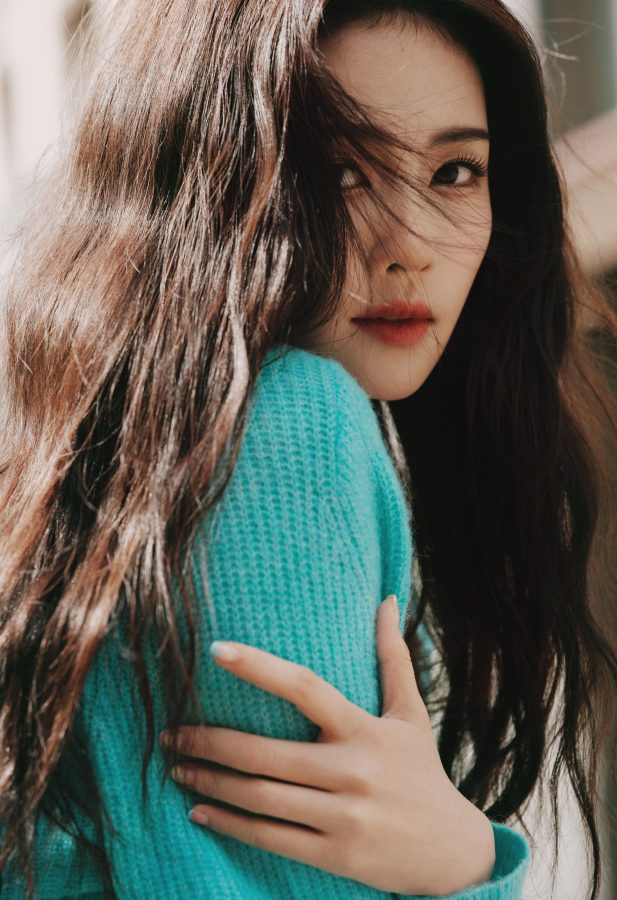 美女白鹿坐在公园长椅上秀纤细美腿(4/5)