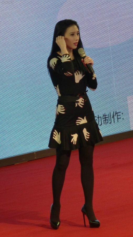 戴佩妮脚踩细跟恨天高，腿上穿的也不知道算不算黑丝(1/2)
