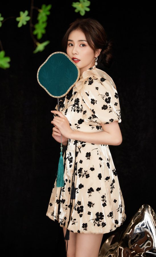 美女白鹿美腿如玉气质淡雅(2/5)
