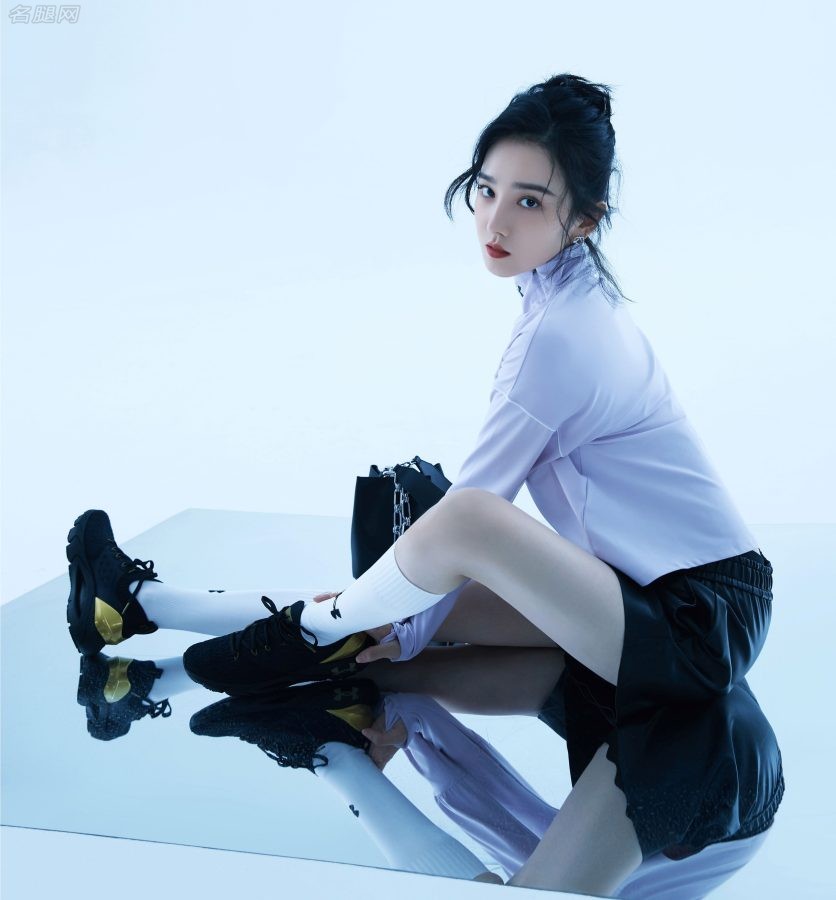 陈小纭细美腿穿白色棉筒袜纯美写真(2/5)