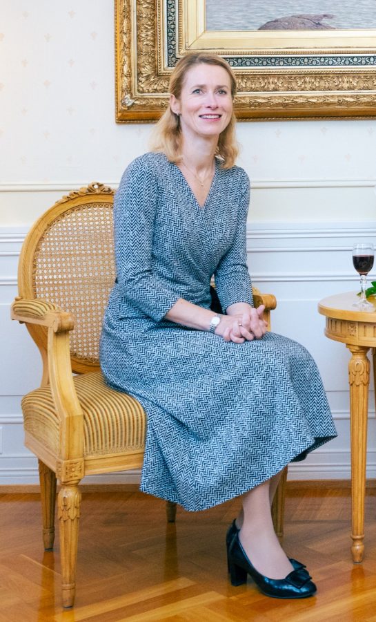 爱沙尼亚总理卡娅·卡拉斯Kaja Kallas灰色长裙丝袜保守造型（第1张/共8张）