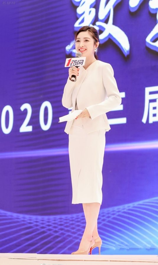 何卿脚踩红底高跟鞋主持活动(1/1)