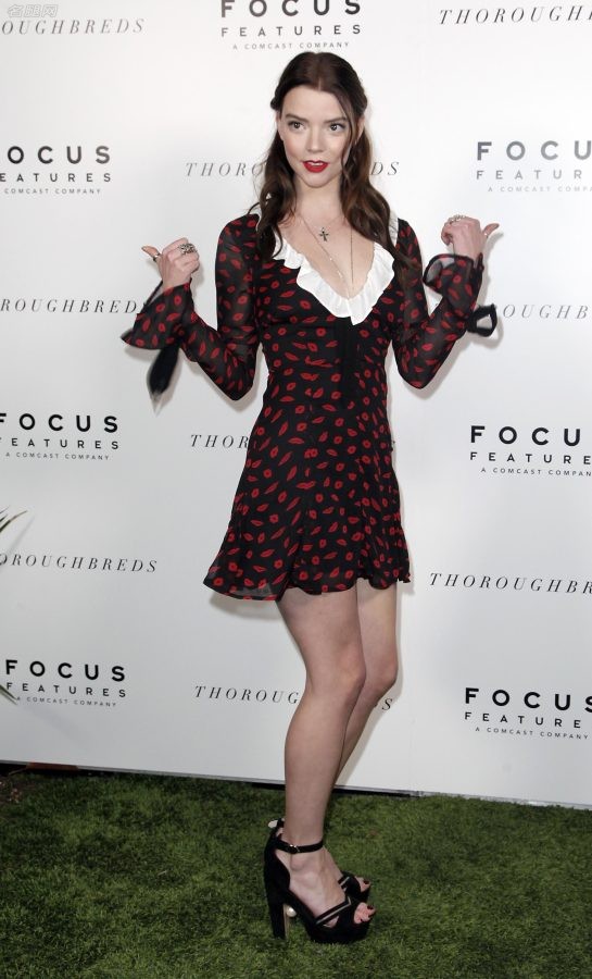 Anya Taylor-Joy和Olivia Cooke两双光洁的脚丫(7/8)