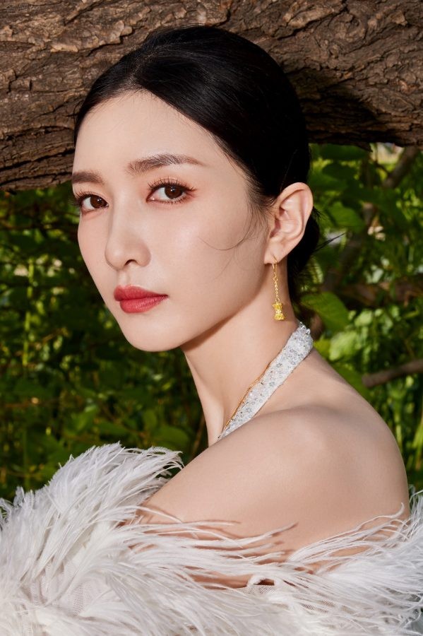 森林女王江疏影坐在树枝上秀出她完美的玉腿和美足(10/11)