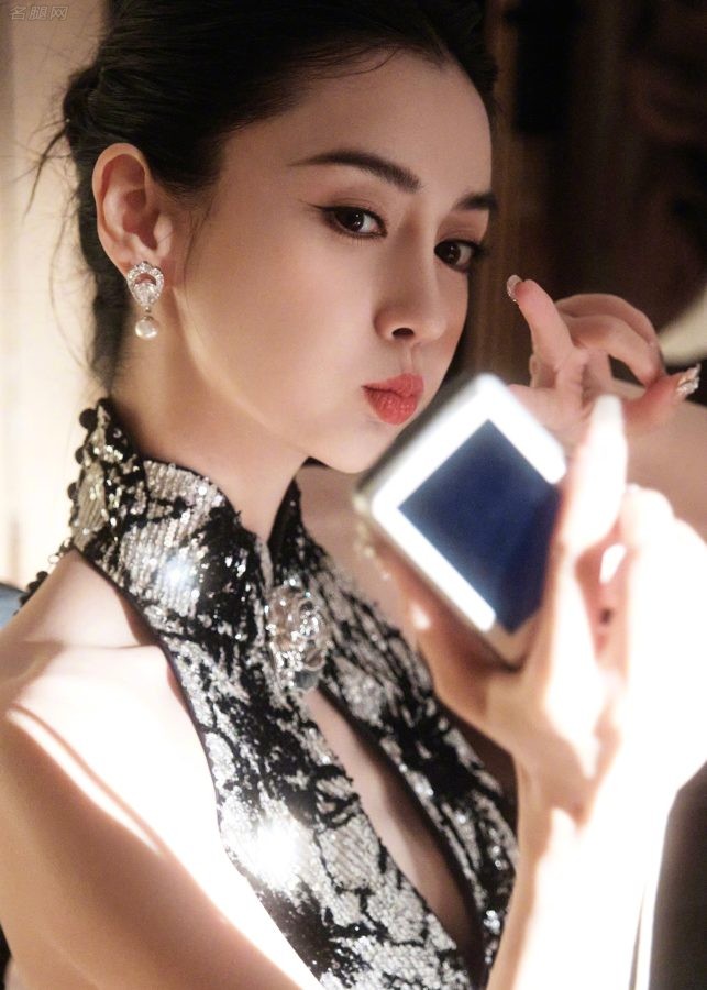 Angelababy出席上海时装周穿胸部开窗礼服秀沟(15/17)