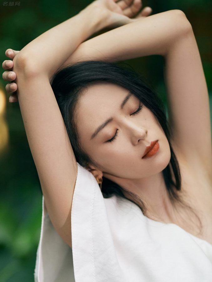 童瑶脚踩Giuseppe Zanotti银色👠凉鞋穿白裙人超美(4/5)