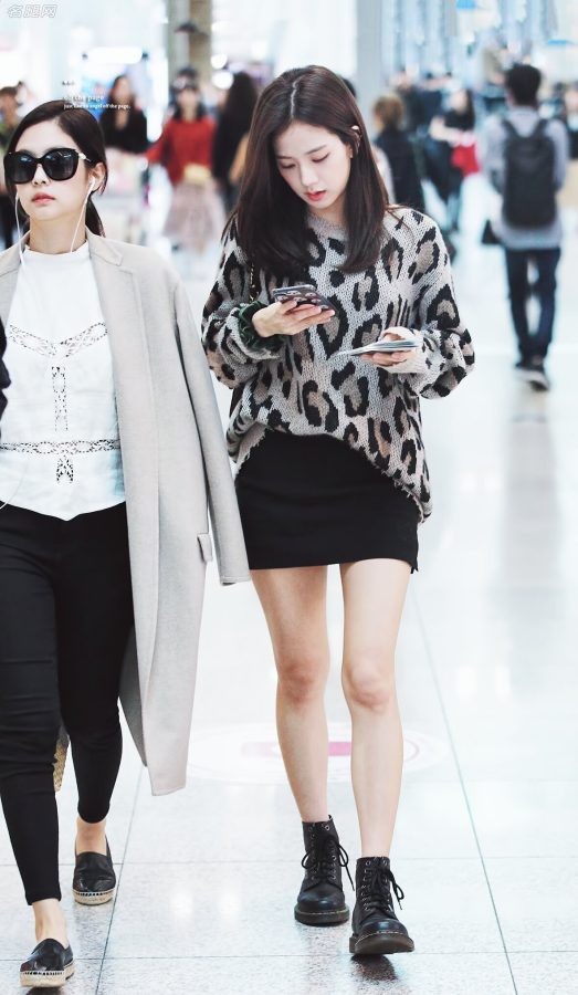 韩国女明星金智秀街头白皙的美腿(9/14)