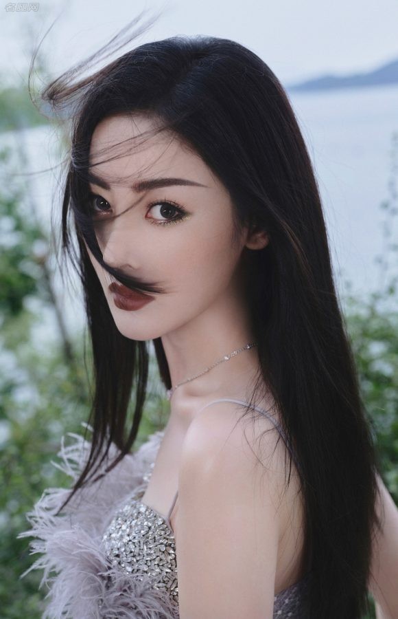 张天爱身穿吊带开衩裙抬起自己纤细的美腿(4/4)
