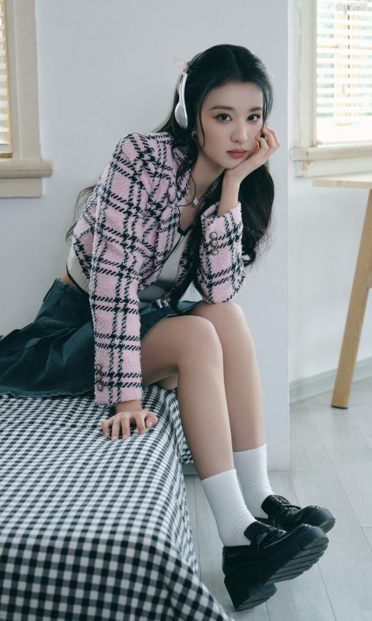 99年出生的美女王楚然穿格子上衣牛仔短裙美腿纤细(1/4)