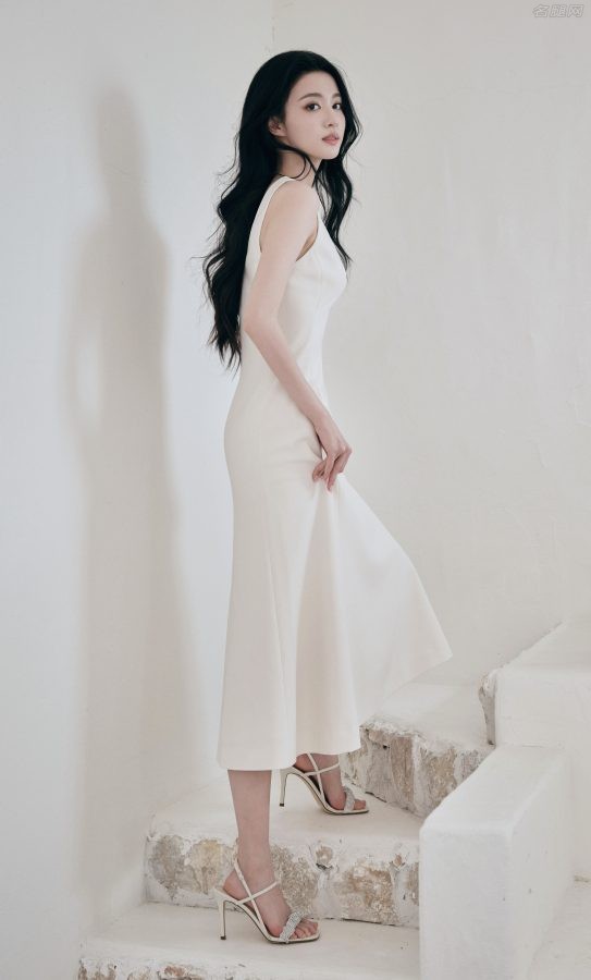 王楚然白色纯美写真，一条洁白连衣裙玉腿美足晶莹无瑕(5/6)