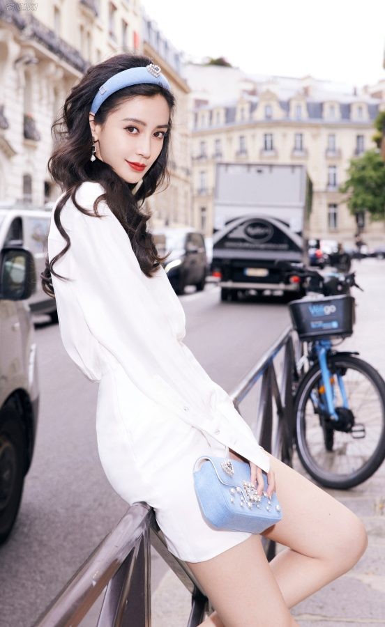 杨颖Angelababy活力蓝白搭配美腿白皙纤细(2/6)