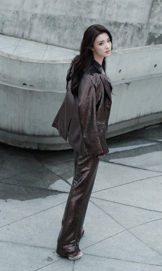 王楚然灰色西装外套搭配黑色吊带低胸尽显女性魅力(11/16)