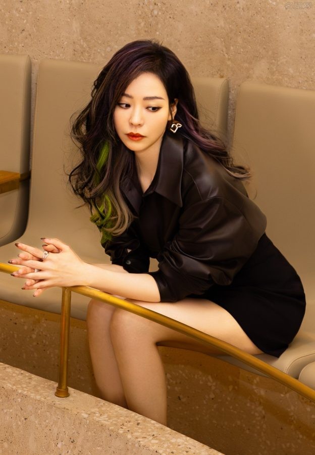 张靓颖现在的定位是美腿海豚音歌手(5/7)
