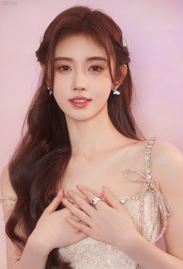 人间小仙女鞠婧祎白色连衣裙下纤细的玉腿(5/8)