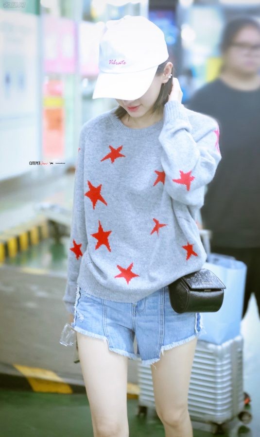 身材娇小的女明星王子文穿牛仔热裤露出纤细白腿(7/7)