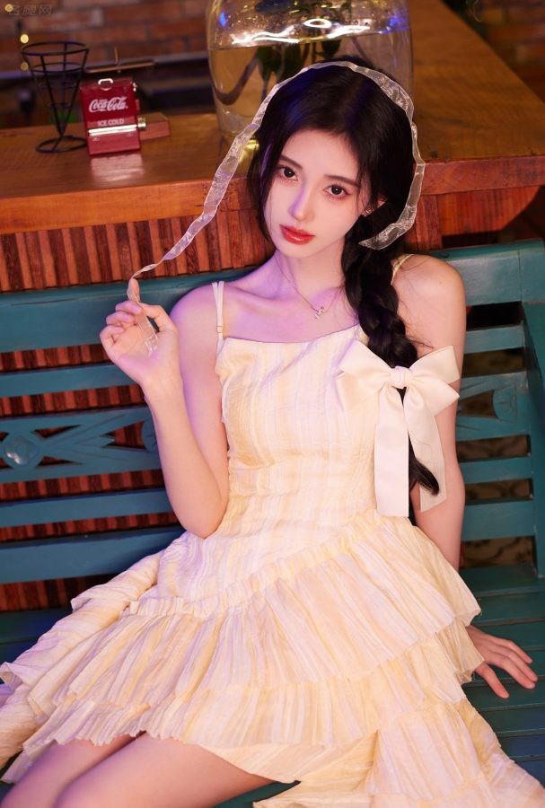 美少女鞠婧祎穿淡黄色连衣裙秀细美腿（第5张/共7张）