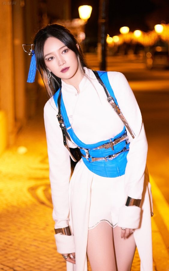 孟佳今日变身成为东方古典美腿女侠(6/10)