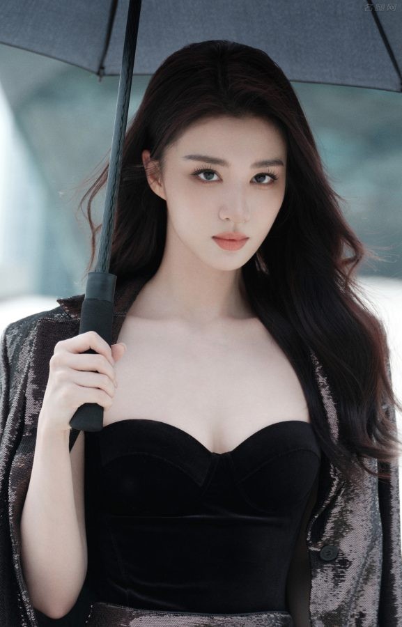 王楚然灰色西装外套搭配黑色吊带低胸尽显女性魅力(2/16)