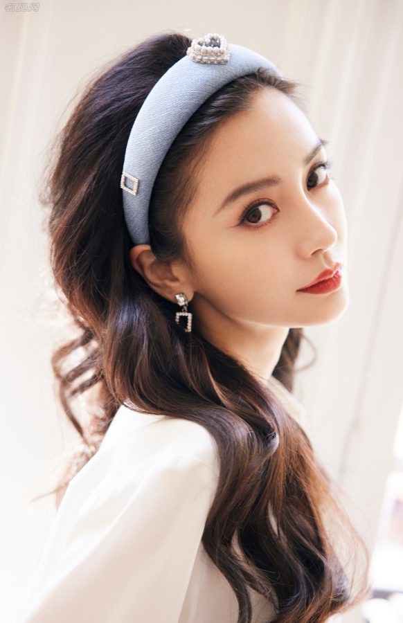 杨颖Angelababy活力蓝白搭配美腿白皙纤细(6/6)