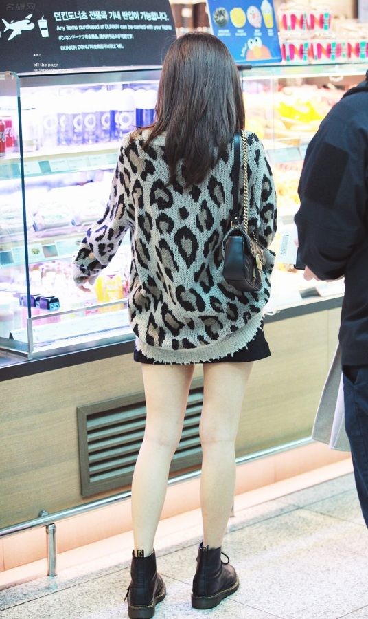 韩国女明星金智秀街头白皙的美腿(13/14)