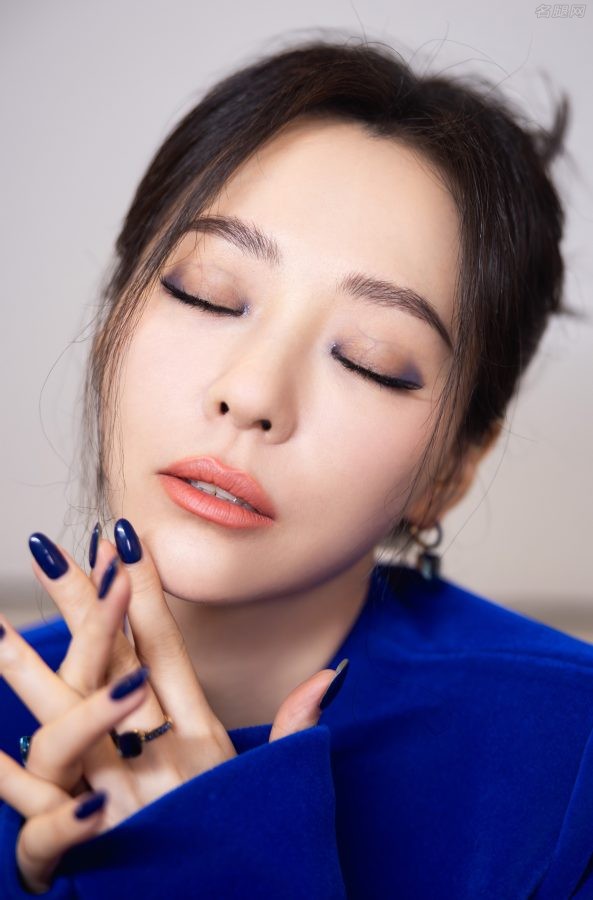 尽情享受张靓颖精致的美脸(1/7)