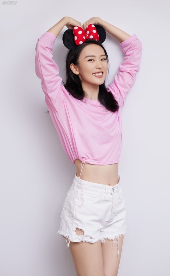 美女演员童瑶粉色T恤配白色破洞热裤大腿细嫩(2/2)