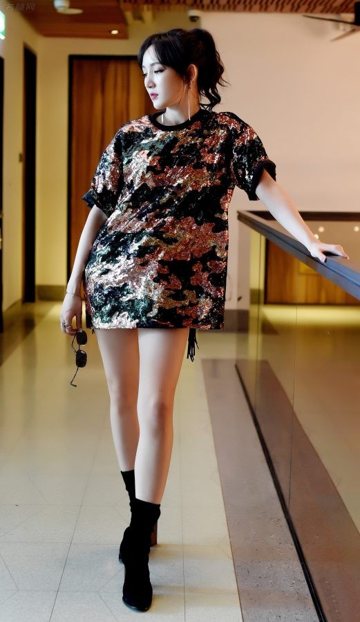 女明星孟佳出席颁奖典礼玩下体失踪大秀美腿(1/5)