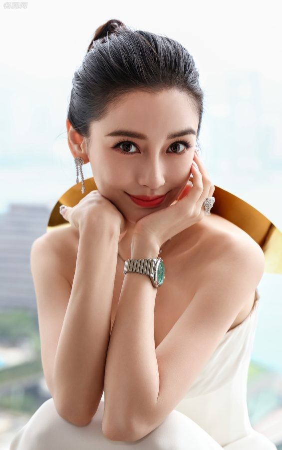 Angelababy穿纯白抹胸晚礼服出席香港国际影视展妆容精致唇红齿白(2/4)