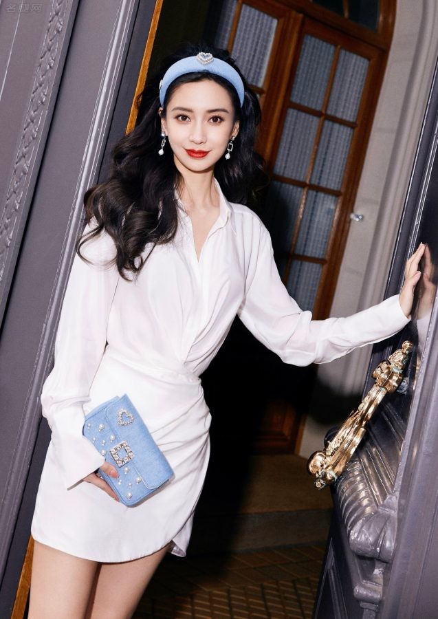 杨颖Angelababy活力蓝白搭配美腿白皙纤细(4/6)