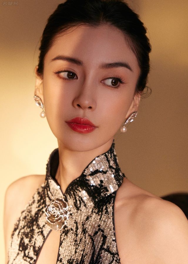 Angelababy出席上海时装周穿胸部开窗礼服秀沟(11/17)