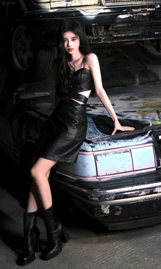 暗夜系美少女鞠婧祎穿低胸吊带裙高跟皮靴美腿白细(7/8)