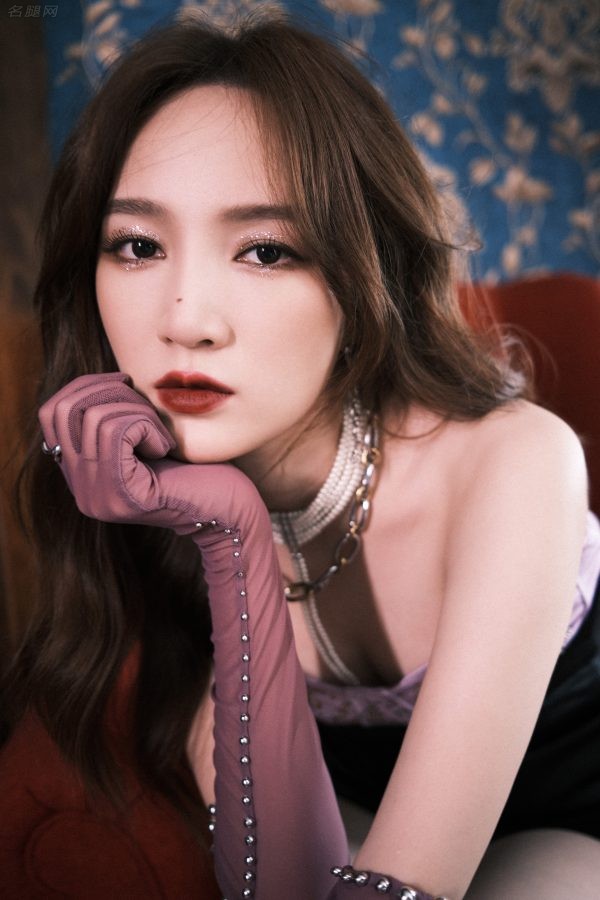 孟佳波浪长发美细腿热力全开(2/2)