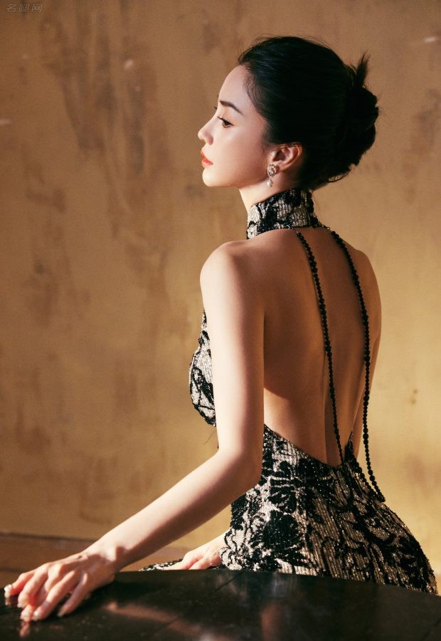 Angelababy出席上海时装周穿胸部开窗礼服秀沟(13/17)