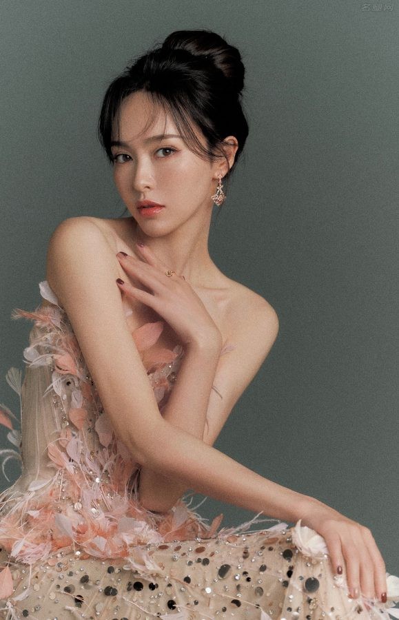美女明星唐嫣香肩玉臂乳此迷人(5/6)