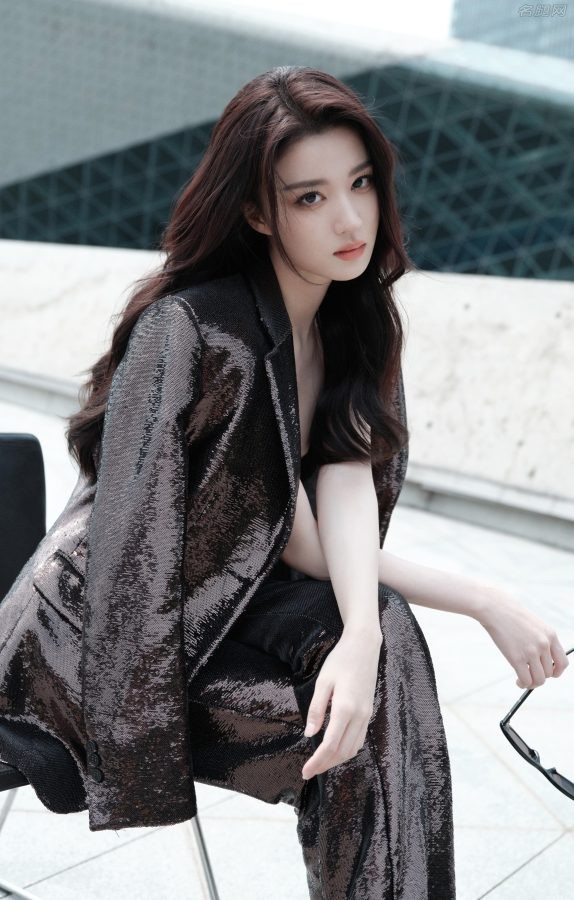 王楚然灰色西装外套搭配黑色吊带低胸尽显女性魅力(7/16)