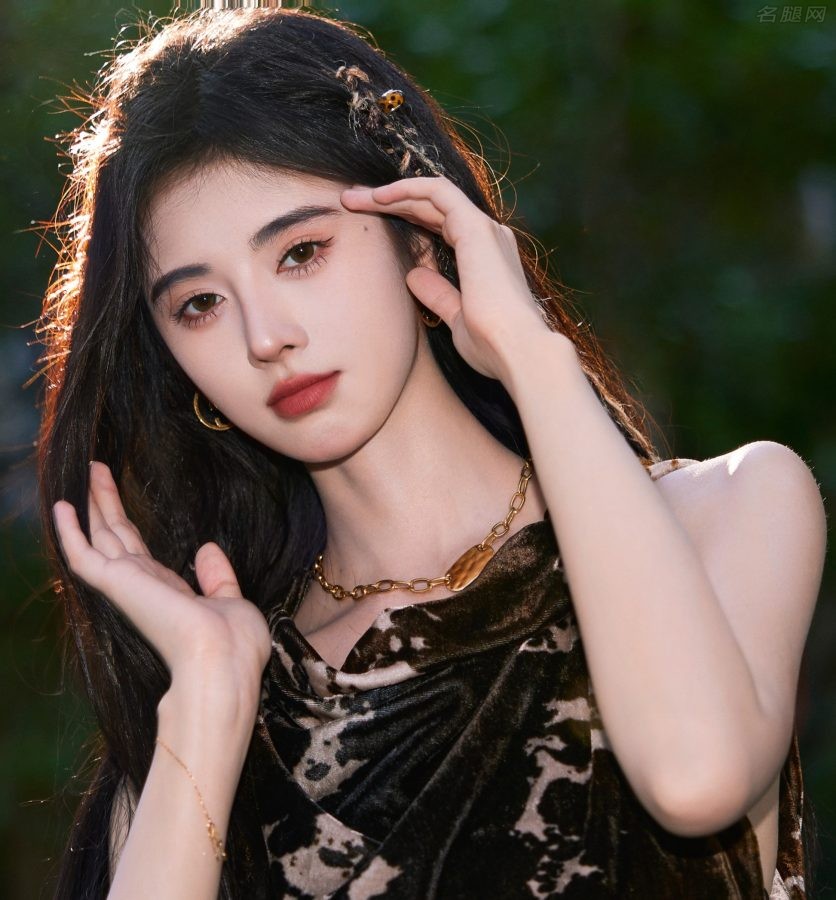 鞠婧祎光洁的大腿谁看了谁都迷糊(11/12)