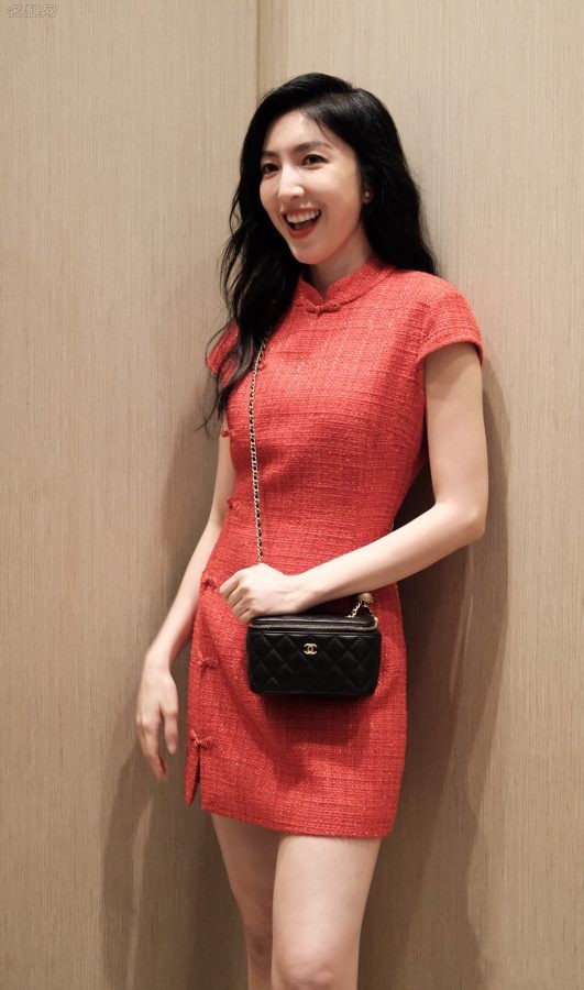 杨谨华穿旗袍短裙配尖头高跟秀美腿(4/4)