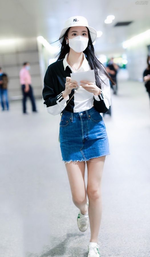 王楚然牛仔短裙白玉少女腿街拍美照(2/2)