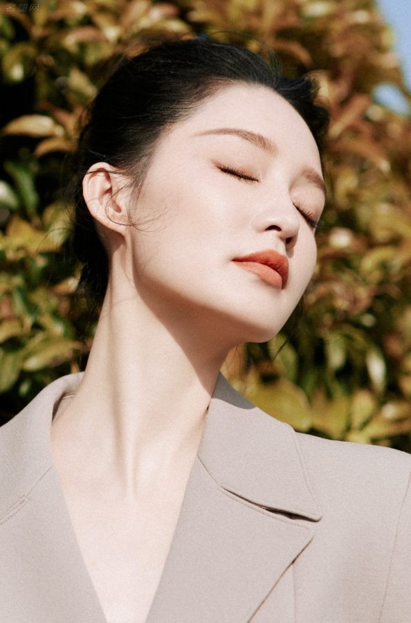 李沁穿西装套裙出席Ami苏州时装秀玉腿美脸精雕玉琢(6/10)