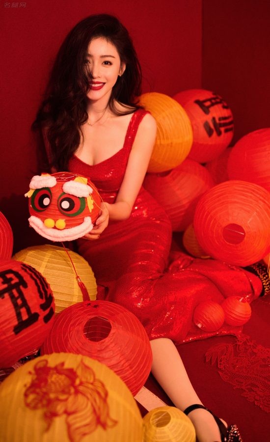 张天爱喜庆一套写真低胸红裙秀事业线(1/10)
