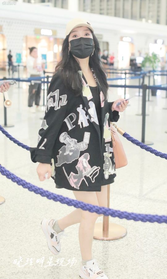 杨魏玲花大白腿踩高跟鞋在稻花香武汉群星演唱会(11/12)