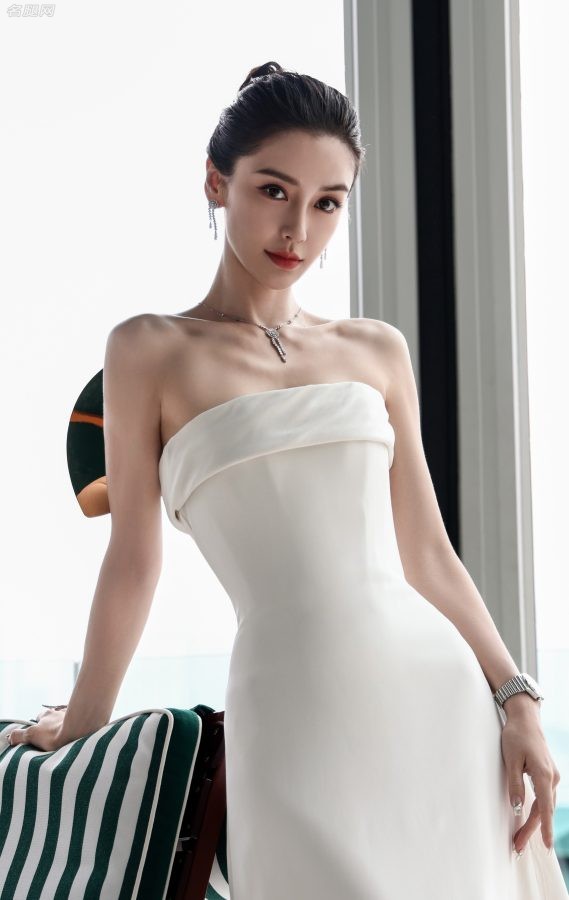 Angelababy穿纯白抹胸晚礼服出席香港国际影视展妆容精致唇红齿白(4/4)