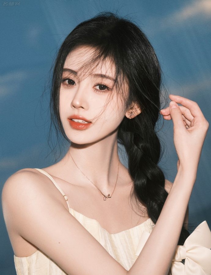 美少女鞠婧祎穿淡黄色连衣裙秀细美腿(7/7)