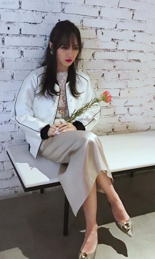 孟佳时尚新娘COSMOBride拍片花絮翘腿秀高跟脚背(1/2)