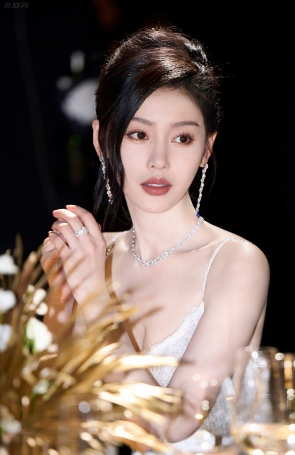 落日下的海滩张天爱穿吊带半透长裙展现完美身材(12/12)