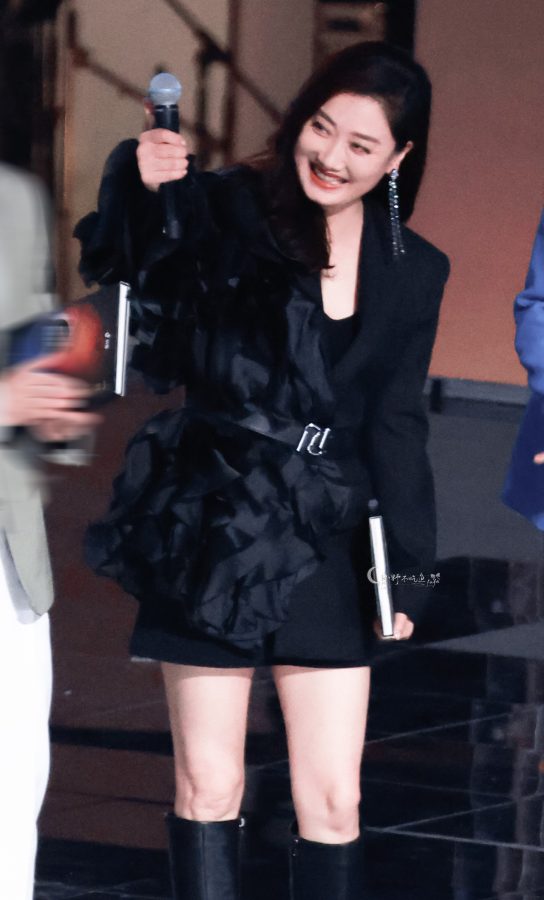 凤凰传奇杨魏玲花白腿穿长靴演出现场(17/19)