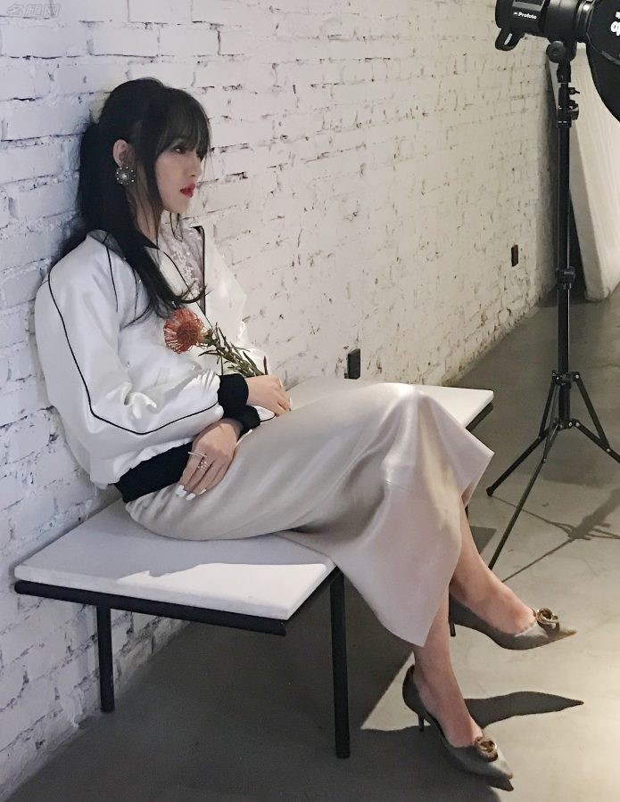 孟佳时尚新娘COSMOBride拍片花絮翘腿秀高跟脚背(2/2)