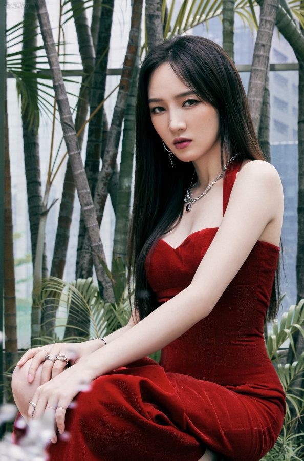孟佳穿低胸露背红裙撩动你的心弦(4/6)